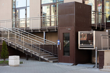 Lifting ramp with a mechanism for people with disabilities