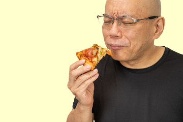 ピザが食べたいと悩む男性