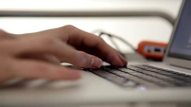 H&auml;nde tippen auf Laptop-Tastatur