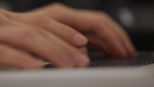 H&auml;nde tippen auf Laptop-Tastatur