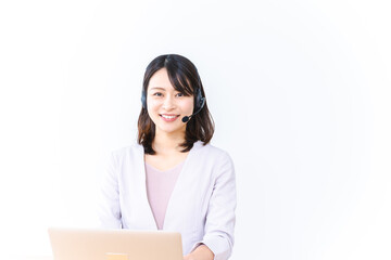 コールセンターでお客様対応をする若い女性