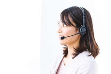 コールセンターでお客様対応をする若い女性
