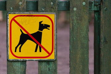 No dogs allowed sign on the lef side