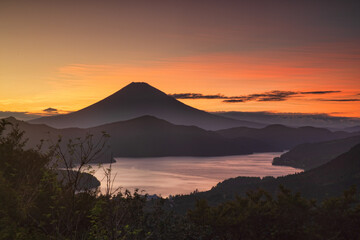 Fototapeta na wymiar 芦ノ湖と富士山の夕景