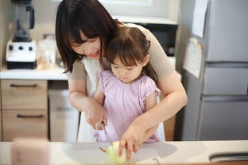 	料理をする親子