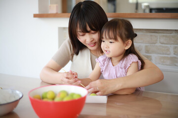 梅のヘタを取る親子