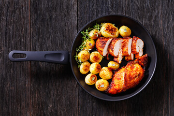 grilled chicken breasts with browned new potatoes - obrazy, fototapety, plakaty