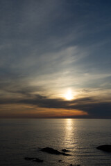 太陽を反射する夕暮れの海
