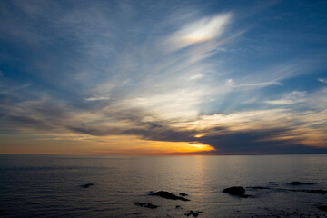 太陽を反射する夕暮れの海
