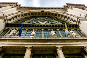 Fachada de la estación de tren Keleti en Hungría, 
