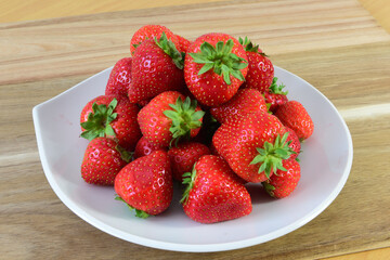 erdbeeren auf dem teller