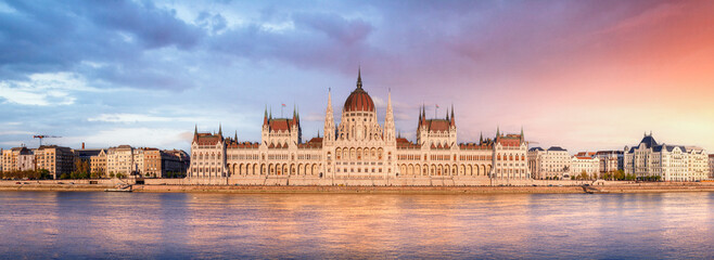 Naklejka premium Panorama of the Hungarian Parliament building at sunrise in Budapest, Hungary 