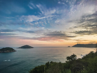 Obraz premium Vista del atardecer desde el Mirador del Roncador en la reserva de Grumarí - Rio de Janeiro, Brasil
