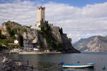 Malcesine, Verona. Torre del Castello Scaligero. sullo sperone roccioso del lago di Garda.