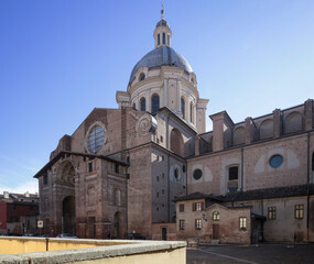 Fototapeta na wymiar Mantova. Veduta posteriore della Basilica di Sant'Andrea