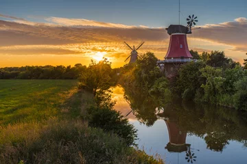 Deurstickers Die Greetsieler Zwillingsmühlen bei Sonnenuntergang  Ostfriesland  Deutschland © majonit