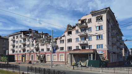 De gevolgen van de explosie van het hotel Oekraïne door een Russische raket.