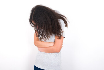 Obraz premium young beautiful girl with afro hairstyle wearing grey t-shirt over white wall got stomachache
