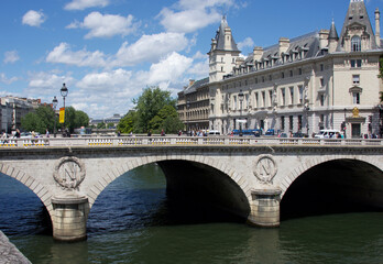 N like Napoleon, Beauty of Paris, détails.
