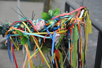 Mit bunten Bändern geschmückter Fahrradlenker