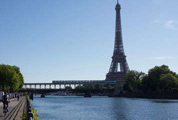 Fototapeta na wymiar Metro and Bridge of Bir Hakeim, Beauty of Paris, détails. 