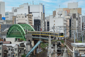 お茶の水駅に向かう総武線の電車