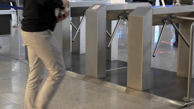 Automatic turnstile with sliding doors to control the flow of people