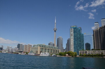 Obraz premium Toronto Skyline and harbour on a sunny day