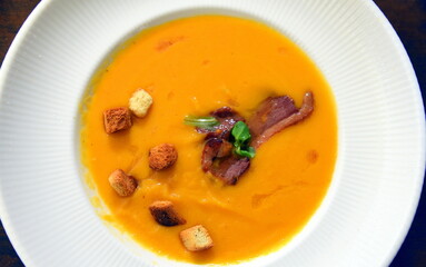 Kürbissuppe mit Croutons und ausgebratenem Speck