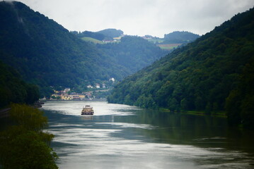 Schleppschiff auf der Donau