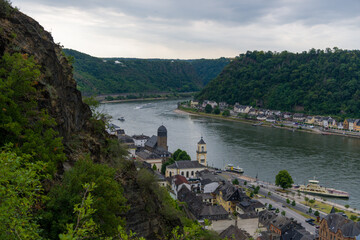 Fototapeta na wymiar Blick vom Aussichtspunkt oberhalb St.Goartshausen auf den Rhein