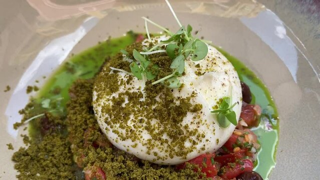 Mozzarella de bufflonne en salade, crumble de pistache et sauce &agrave; la menthe