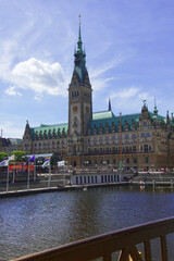 Fototapeta premium Hamburger Rathaus, Hamburg, Rathaus, Blick von den Alsterarkaden aus, Hochformat, vertikal, Sitz der Regierung, Hamburg-Altstadt, Rathausmarkt, Architektur, Gebäude, schön, Attraktion, Bau, Städtereis
