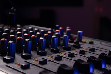 audio mixing console