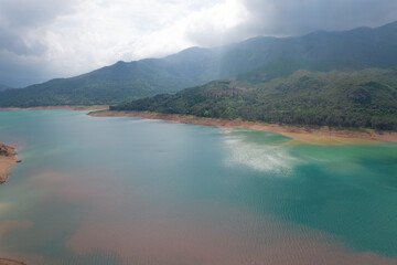 Pantano en día nublado, rodeado de naturaleza con dron, fotografía aerea