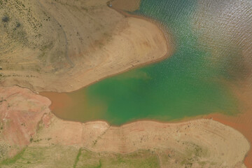 Pantano en día nublado, rodeado de naturaleza con dron, fotografía aerea