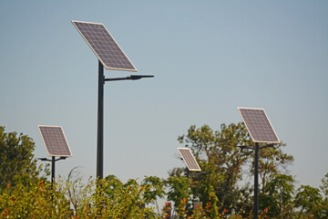 Panneaux photovoltaïques individuels fixés en haut d'un mât.