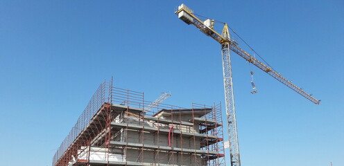 Lavori in corso nel cantiere edile in estate
