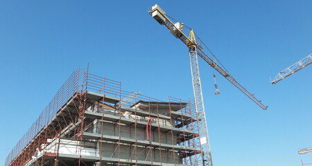 Lavori in corso nel cantiere edile in estate