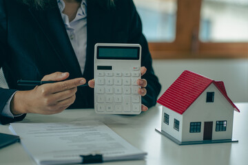 Real Estate Home Insurance Ideas Real estate agents offer home insurance and close the sale immediately after the customer signs the purchase contract under a formal agreement in the office.