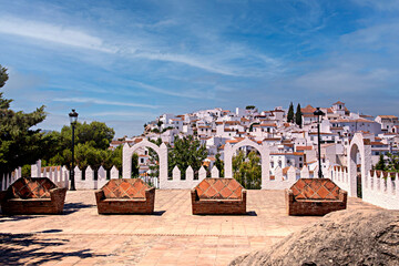 Blick auf Comares &uuml;ber die Terrasse mit vier gemauerten Sitzb&auml;nken