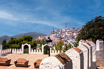 Blick &uuml;ber die Terasse auf das Spanische Bergdorf Comares 
