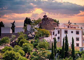 Das Castillo von Comares in der Abendd&auml;mmerung aus Richtung der Altstadt