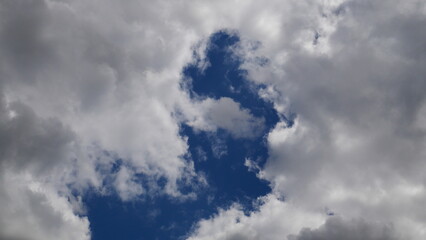 Nuages d'été et ciel bleu 