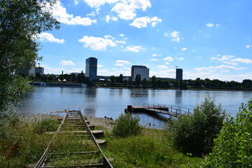 Gleise in den Rhein gegenüber von Hochhäusern in Bonn