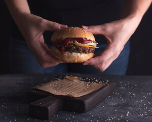 hamburguesa de carne con semillas de sésamo