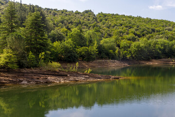 Fototapeta na wymiar Ordunte dam in the Mena valley, province of Burgos, Spain.