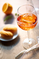 Aperol Cocktail mit leckeren Madeleins