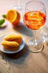Aperol Cocktail mit leckeren Madeleins
