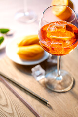 Aperol Cocktail mit leckeren Madeleins